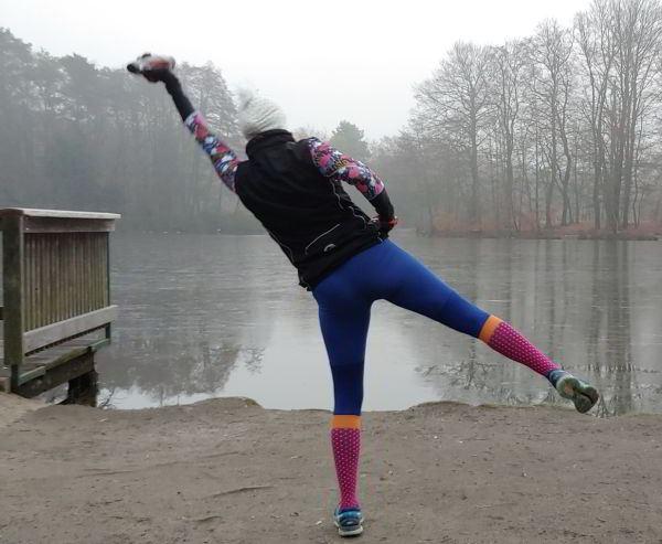 Personal Trainer Bielefeld mit Schwunghanteln am vereisten See 