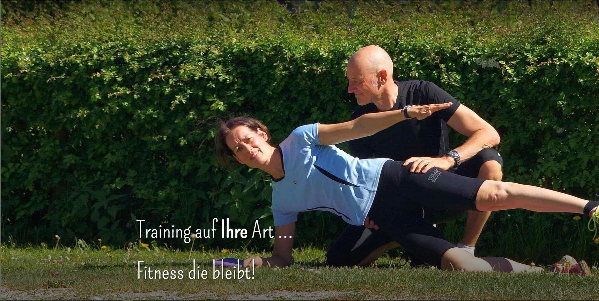 Personal Trainer Bielefeld Klientin führt den Seitstütz aus mit Hilfestellung durch Christian Wagner