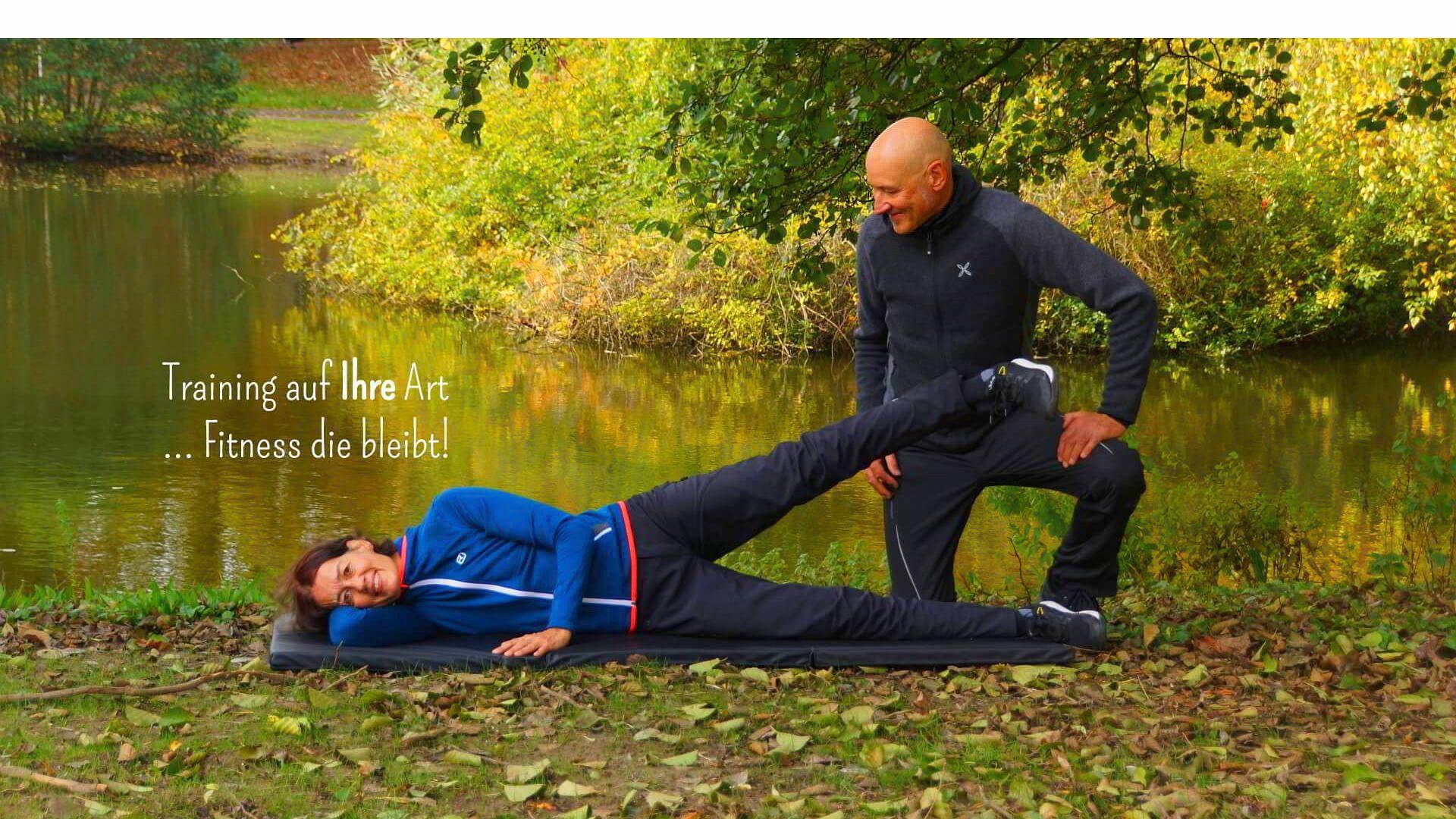 Personal Trainer Bielefeld Fitnesstraining mit Sportlerin outdoor 