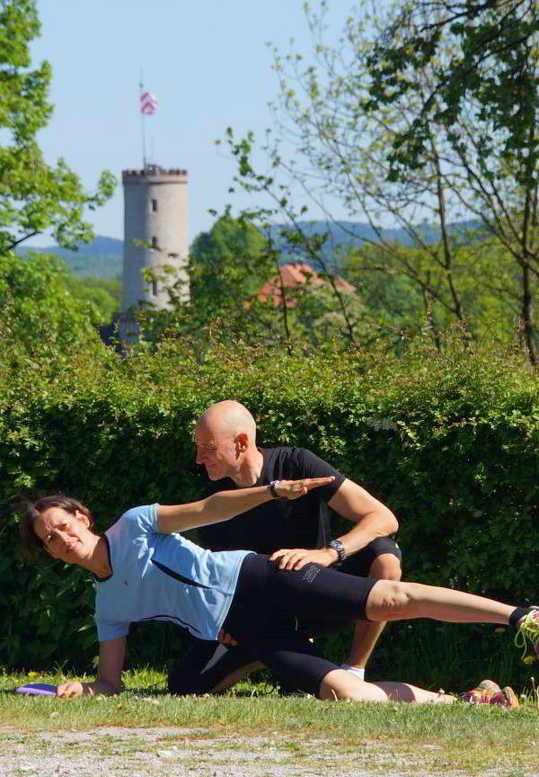 Personal Trainer Bielefeld Christian Wagner mit Klientin outdoor beim Rückentraining