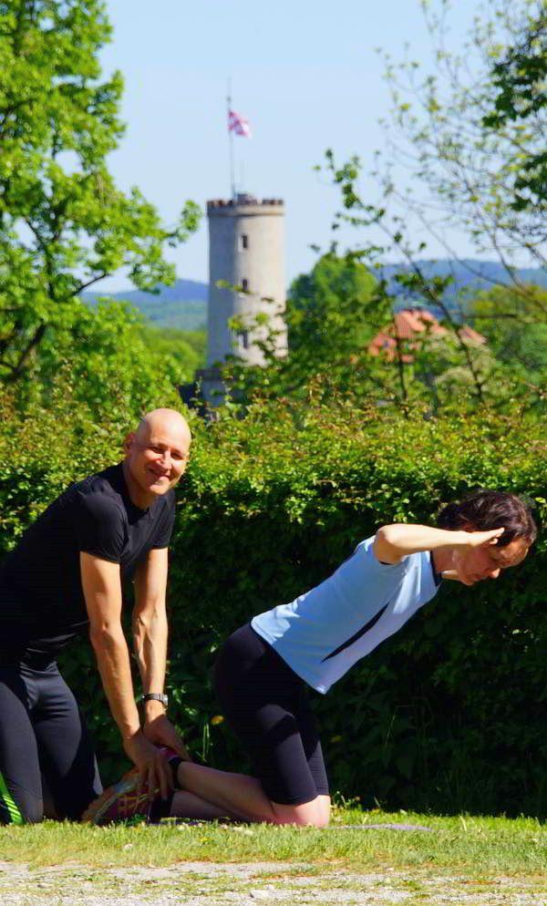 Personal Trainer Bielefeld Christian Wagner trainiert eine Kundin outdoor beim Rückentraining
