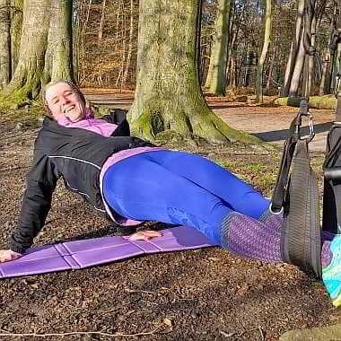Personal Trainer Bielefeld Slingtraining hängend im Wald