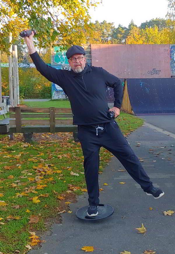 Personal Trainer Bielefeld Christian Wagner mit Klient beim Seniorentraining auf dem Wackelbrett