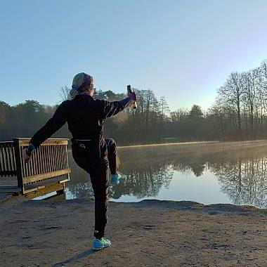 Personal Trainer Bielefeld Christian Wagner mit Sportlerin am Bockschatzsee mit XCO im Morgenrot