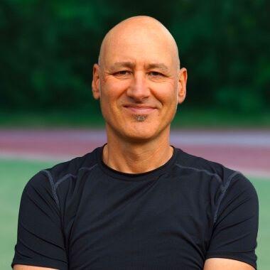 Personal Trainer Christian Wagner Portrait outdoor auf dem Sportgelände