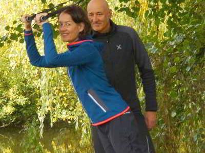 Personal Training Bielefeld Christian Wagner mit Kundin beim Sling-Training am Teich