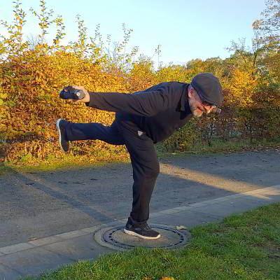 Personal Training Bielefeld Christian Wagner mit Klient beim Training der Standwaage auf dem Sportgelände