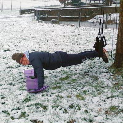 Personal Training Bielefeld Christian Wagner mit Klient beim Sling-Training im Schnee