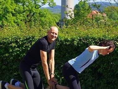 Personaltraining Bielefeld Christian Wagner mit Klientin beim Rücken-Training vor der Sparrenburg