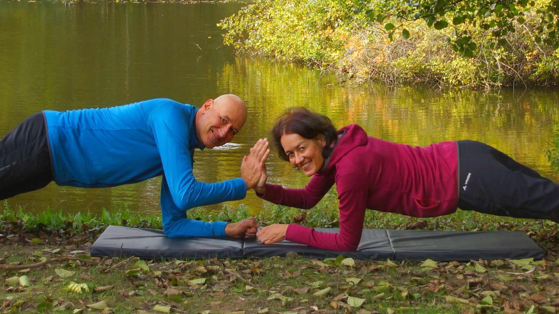 Personal Trainer Bielefeld - Klientin klatscht Christian Wagner ab beim Mattentraining