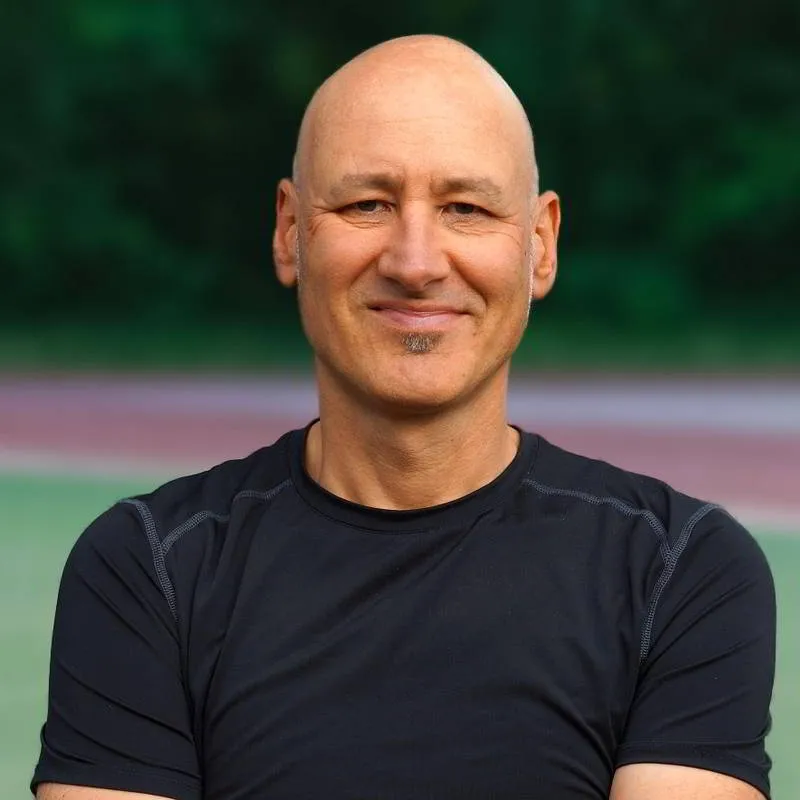 Personal Trainer Bielfeld Christian Wagner Portrait outdoor auf dem Sportgelände